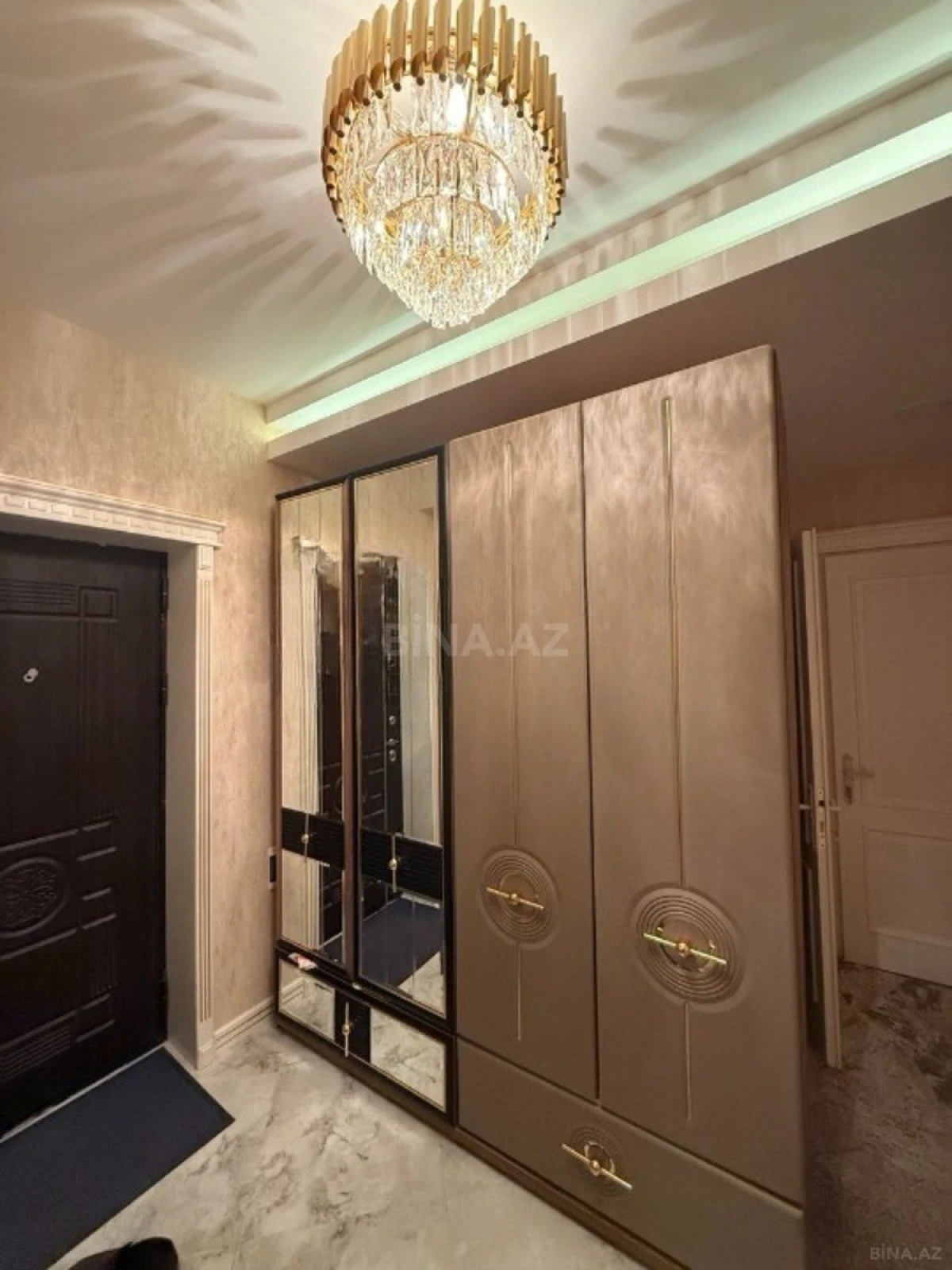 Satılır 4 otaqlı mənzil 180 m²