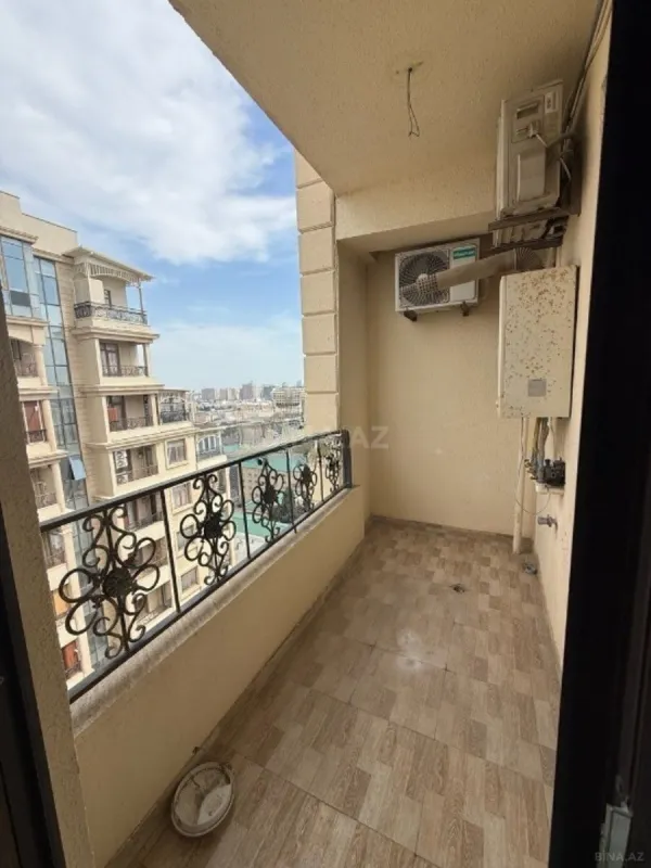 Satılır 4 otaqlı mənzil 180 m²