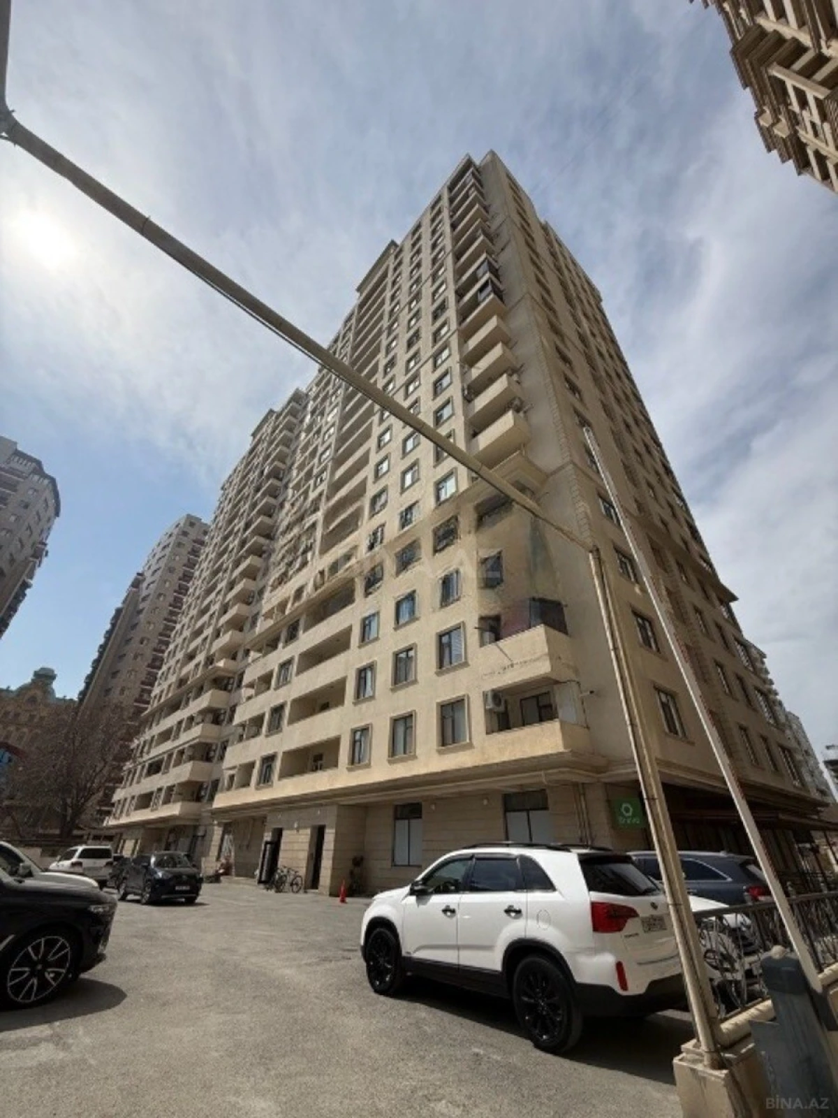 Satılır 4 otaqlı mənzil 180 m²
