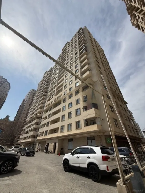 Satılır 4 otaqlı mənzil 180 m²