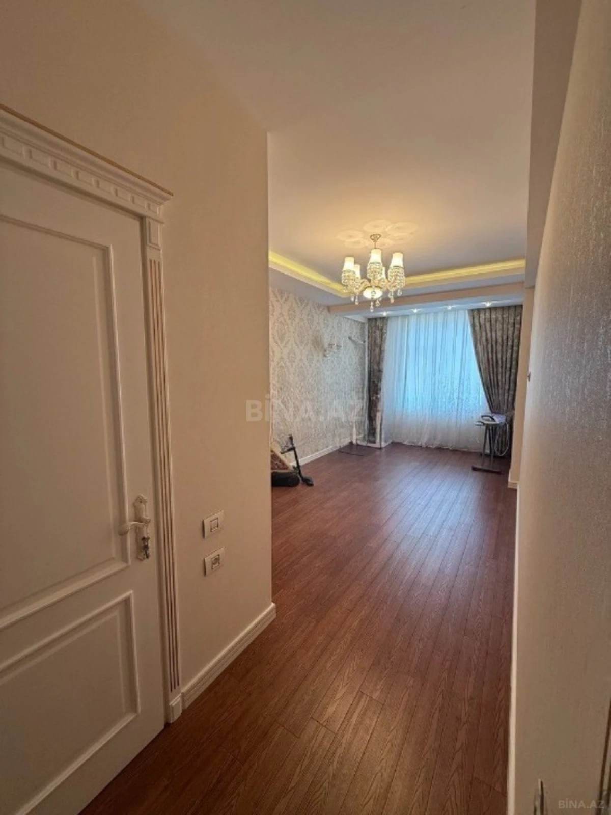 Satılır 4 otaqlı mənzil 180 m²