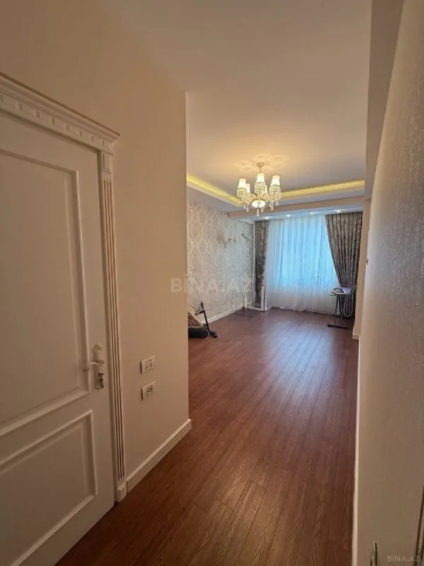 Satılır 4 otaqlı mənzil 180 m²