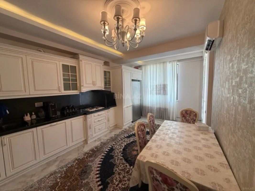 Satılır 4 otaqlı mənzil 180 m²