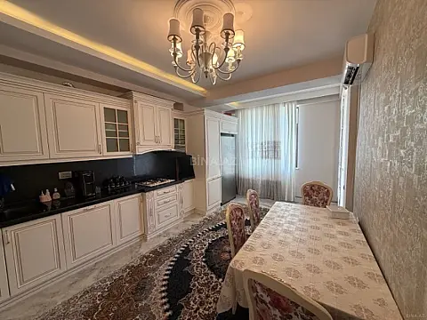 Satılır 4 otaqlı mənzil 180 m²