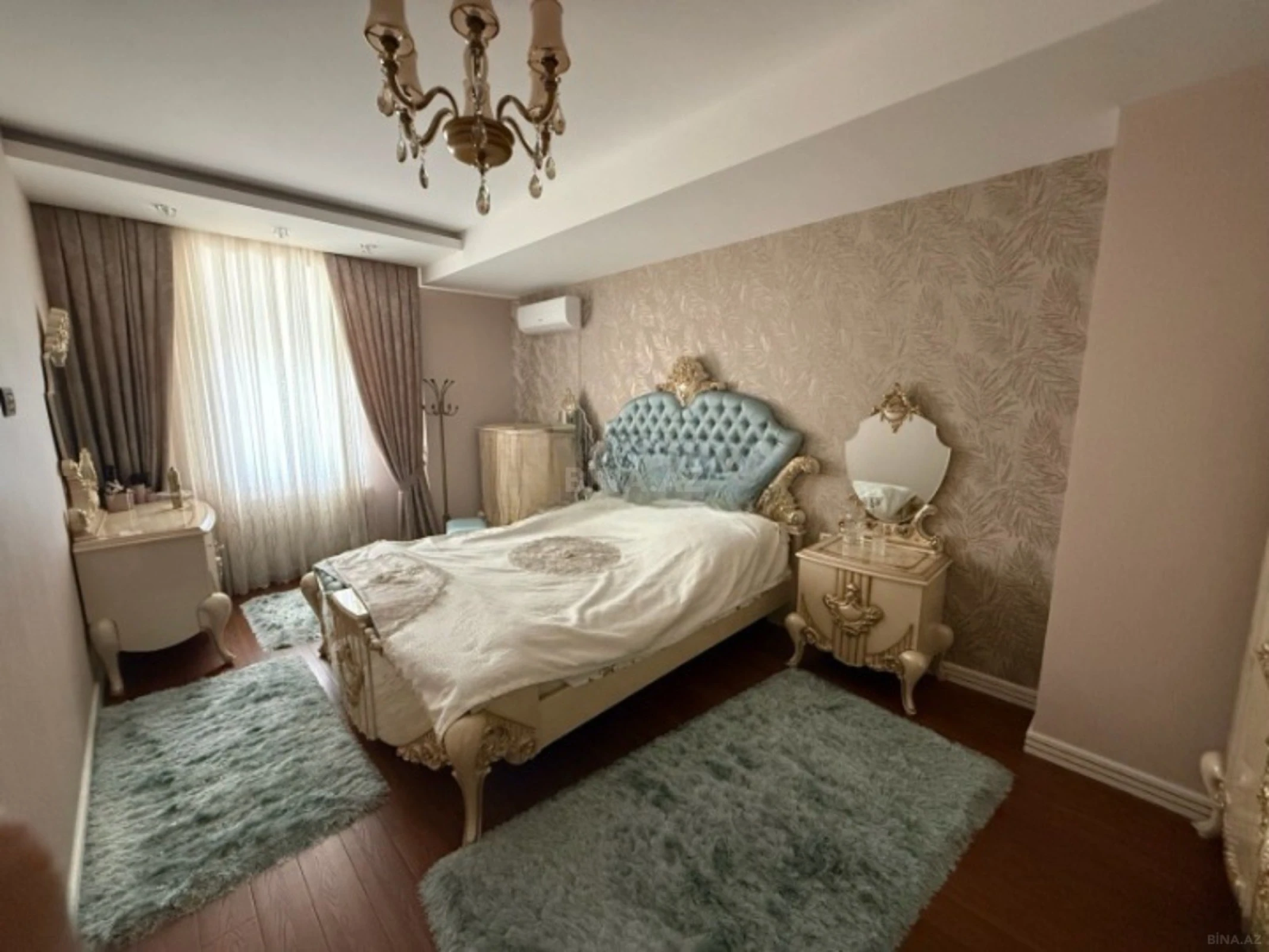 Satılır 4 otaqlı mənzil 180 m²