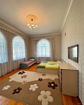 Satılır 5 otaqlı həyət evi 300 m²
