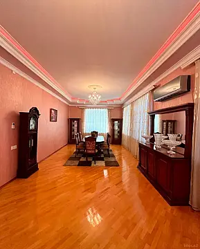 Satılır 5 otaqlı həyət evi 300 m²