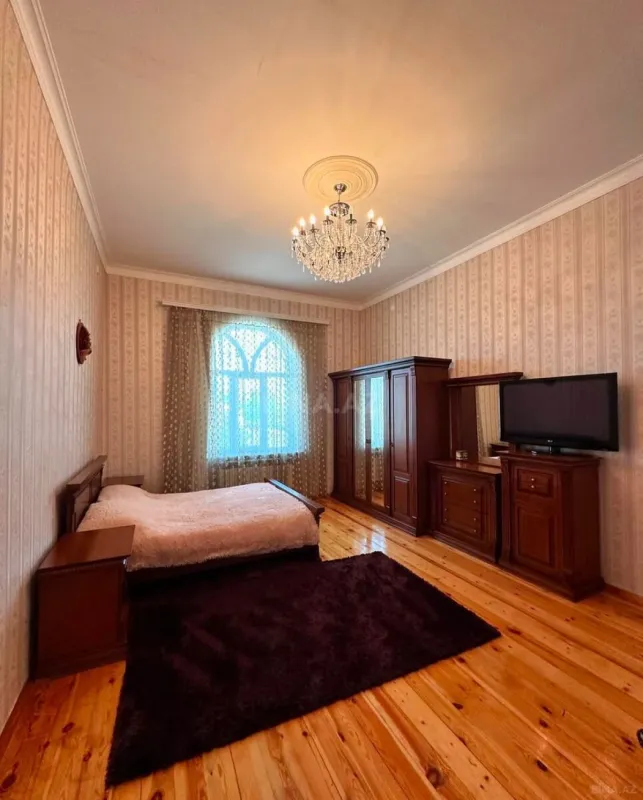 Satılır 5 otaqlı həyət evi 300 m²