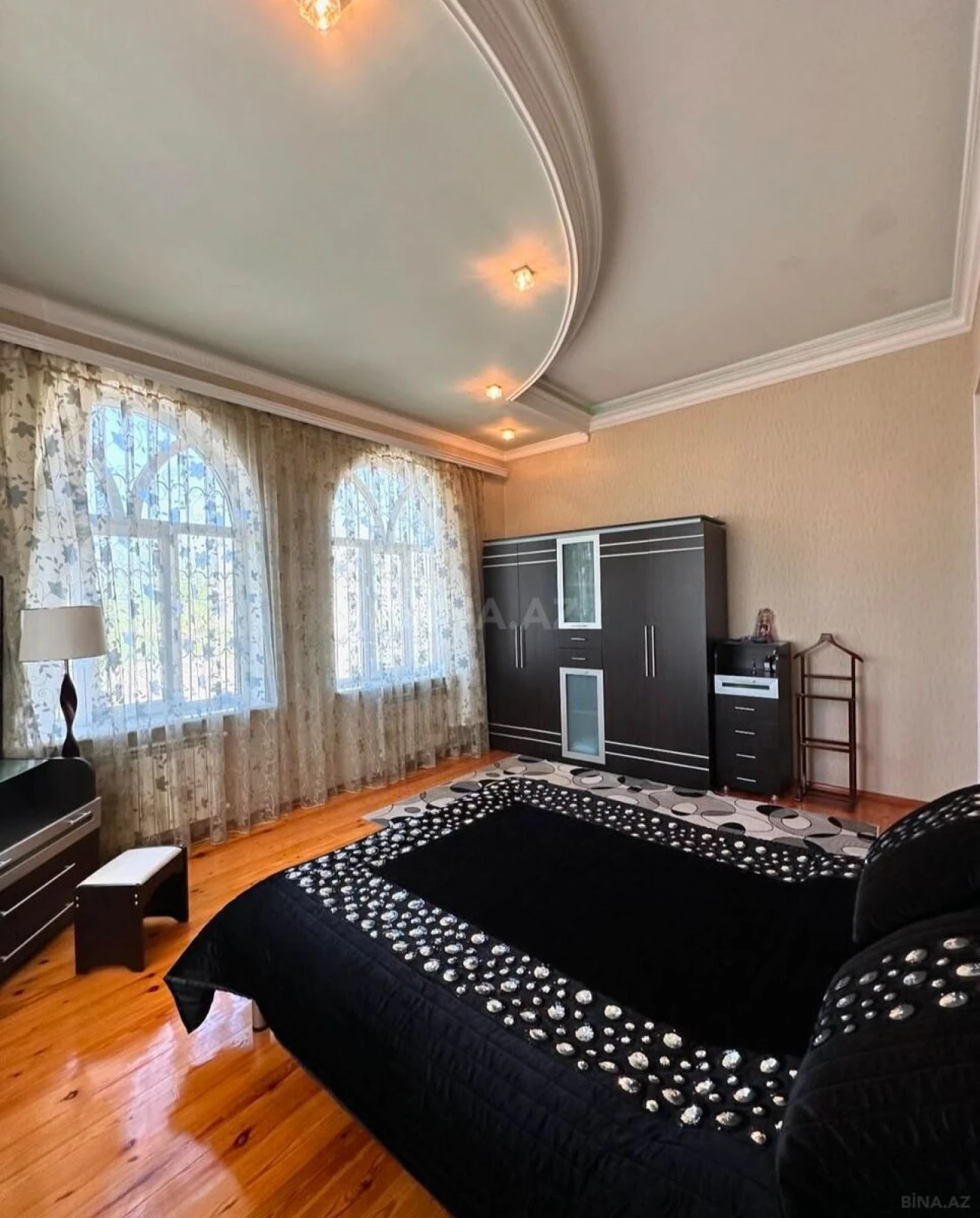 Satılır 5 otaqlı həyət evi 300 m²