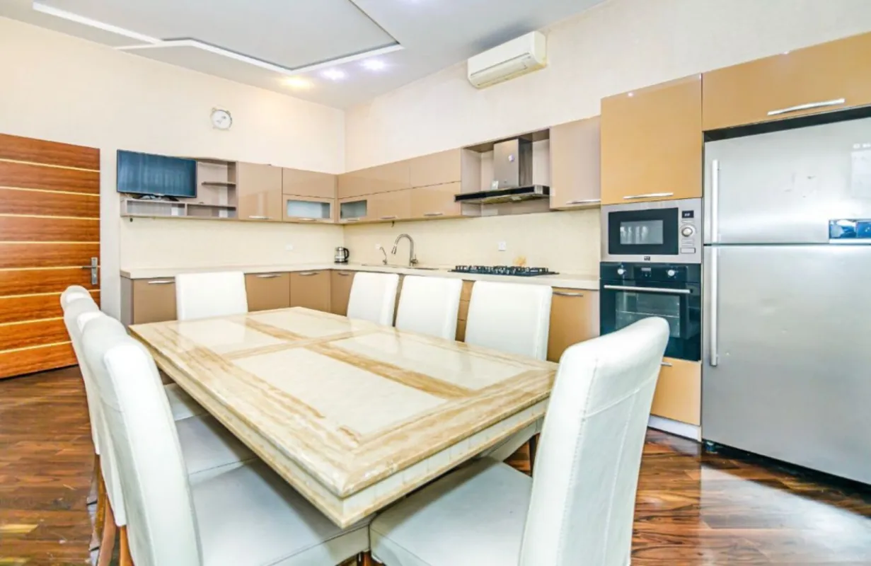 Kirayə verilir 8 otaqlı həyət evi 600 m²