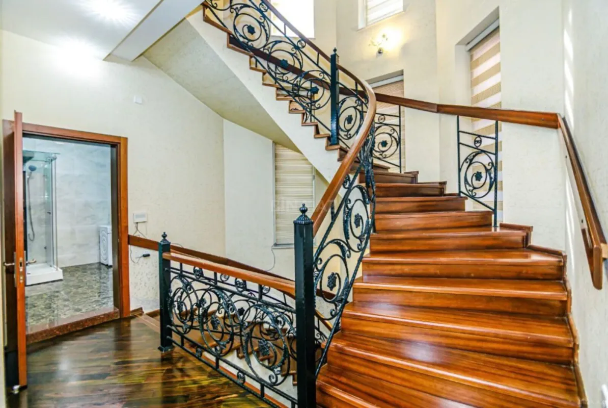 Kirayə verilir 8 otaqlı həyət evi 600 m²