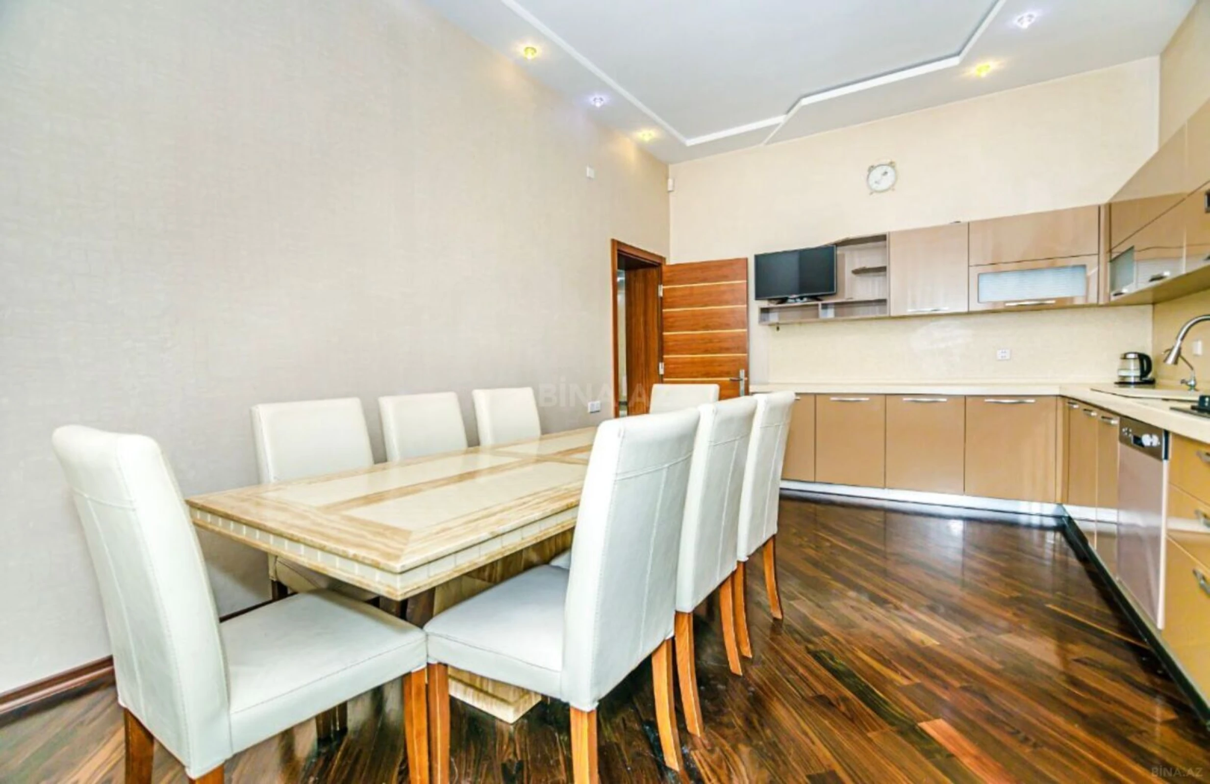 Kirayə verilir 8 otaqlı həyət evi 500 m²