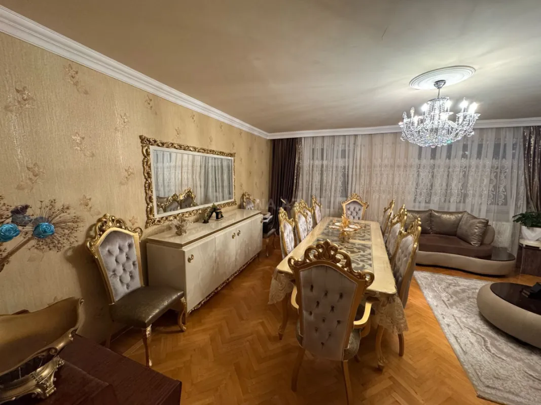 Satılır 7 otaqlı mənzil 187 m²