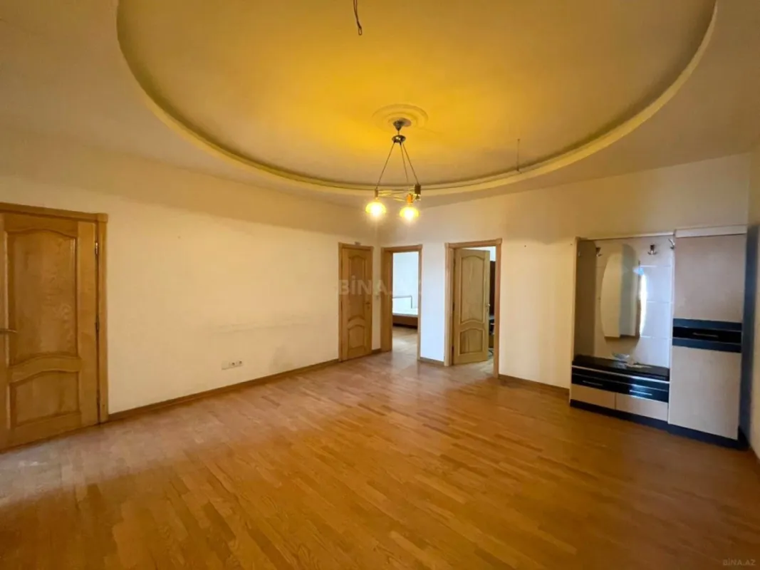 Satılır 4 otaqlı mənzil 180 m²