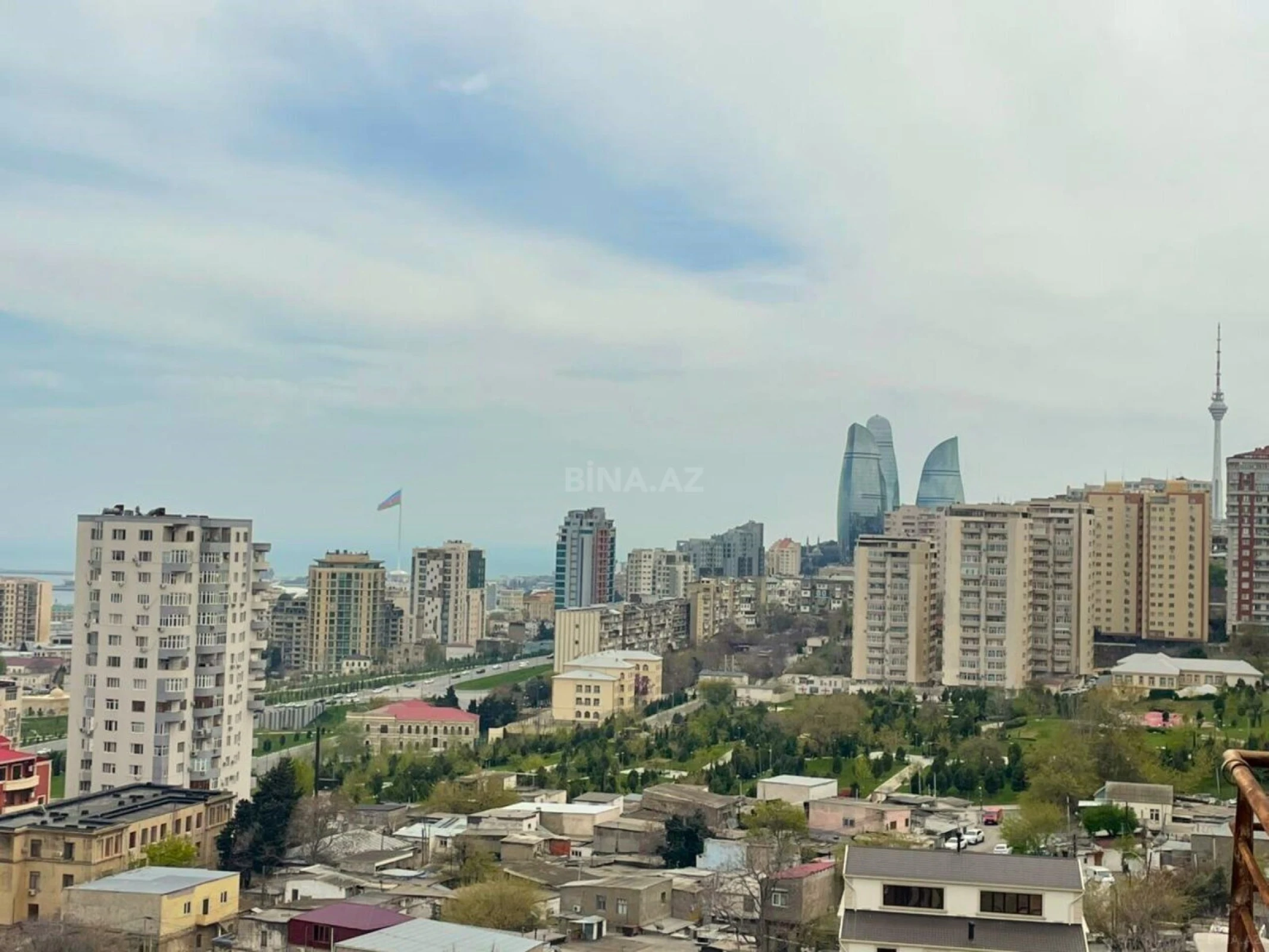 Satılır 4 otaqlı mənzil 180 m²