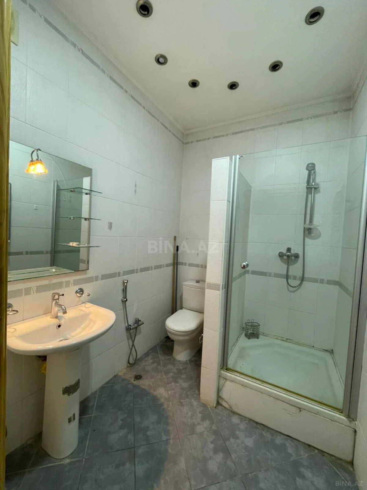 Satılır 4 otaqlı mənzil 180 m²