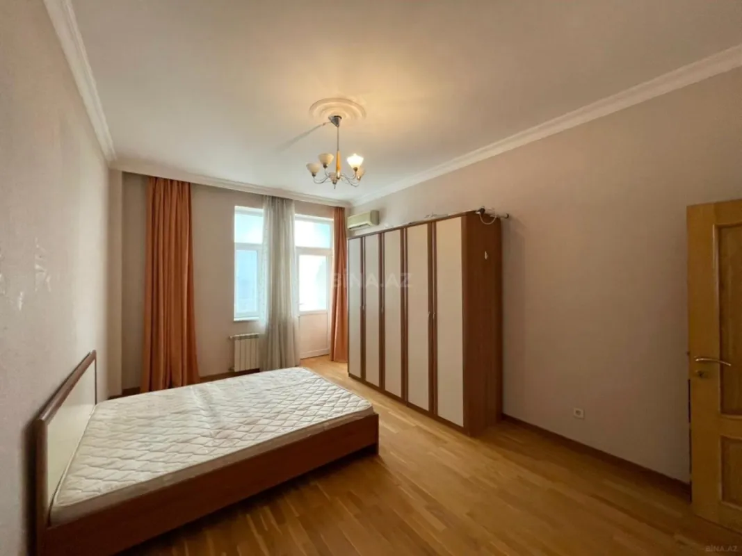 Satılır 4 otaqlı mənzil 180 m²