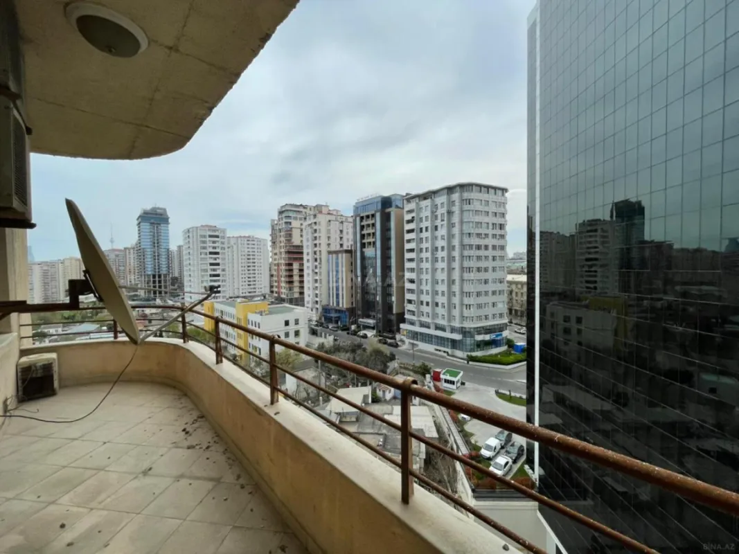 Satılır 4 otaqlı mənzil 180 m²