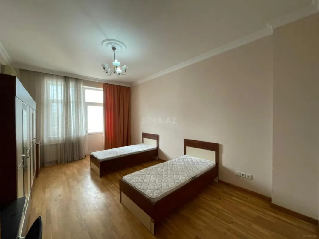 Satılır 4 otaqlı mənzil 180 m²