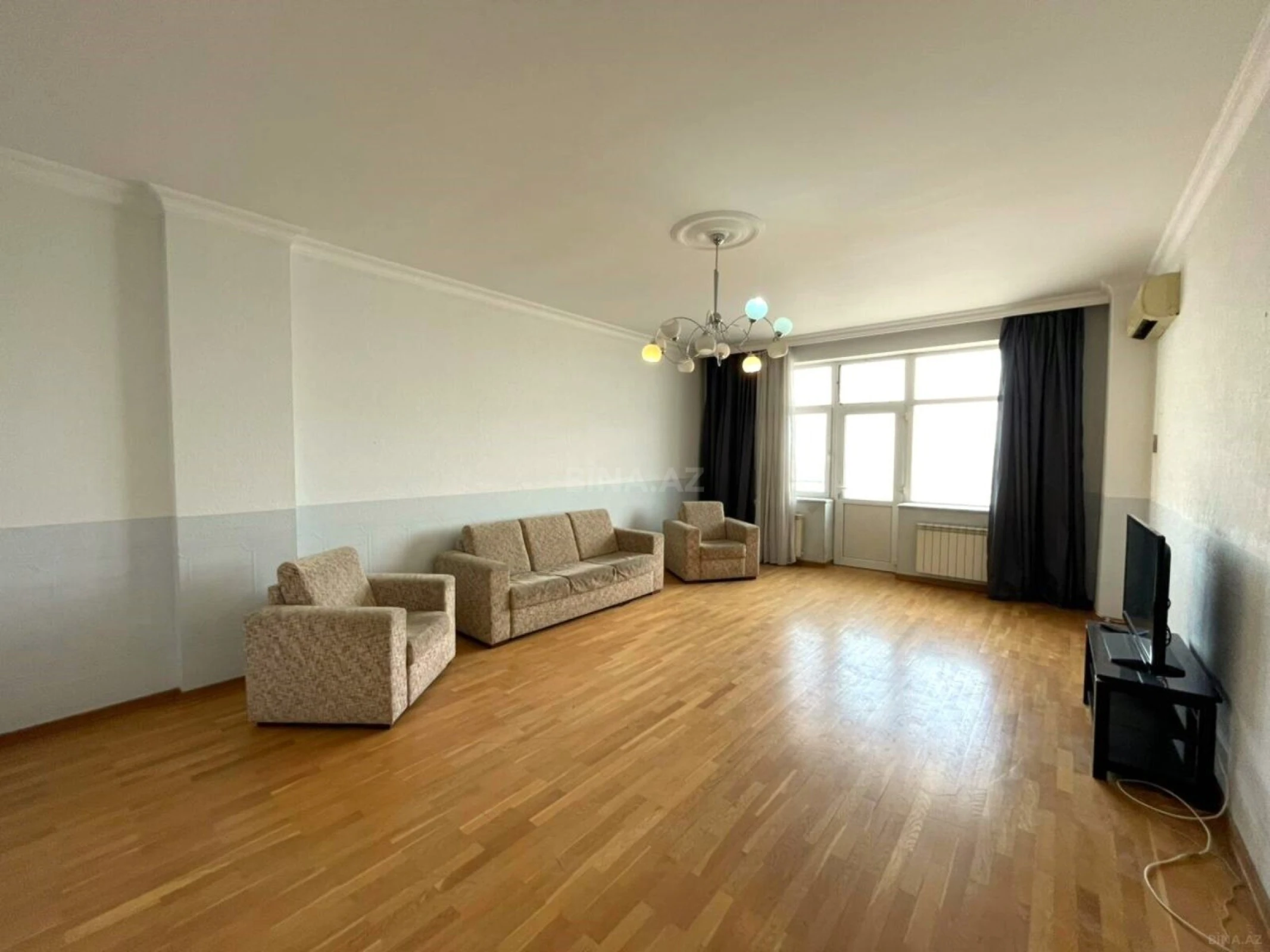 Satılır 4 otaqlı mənzil 180 m²