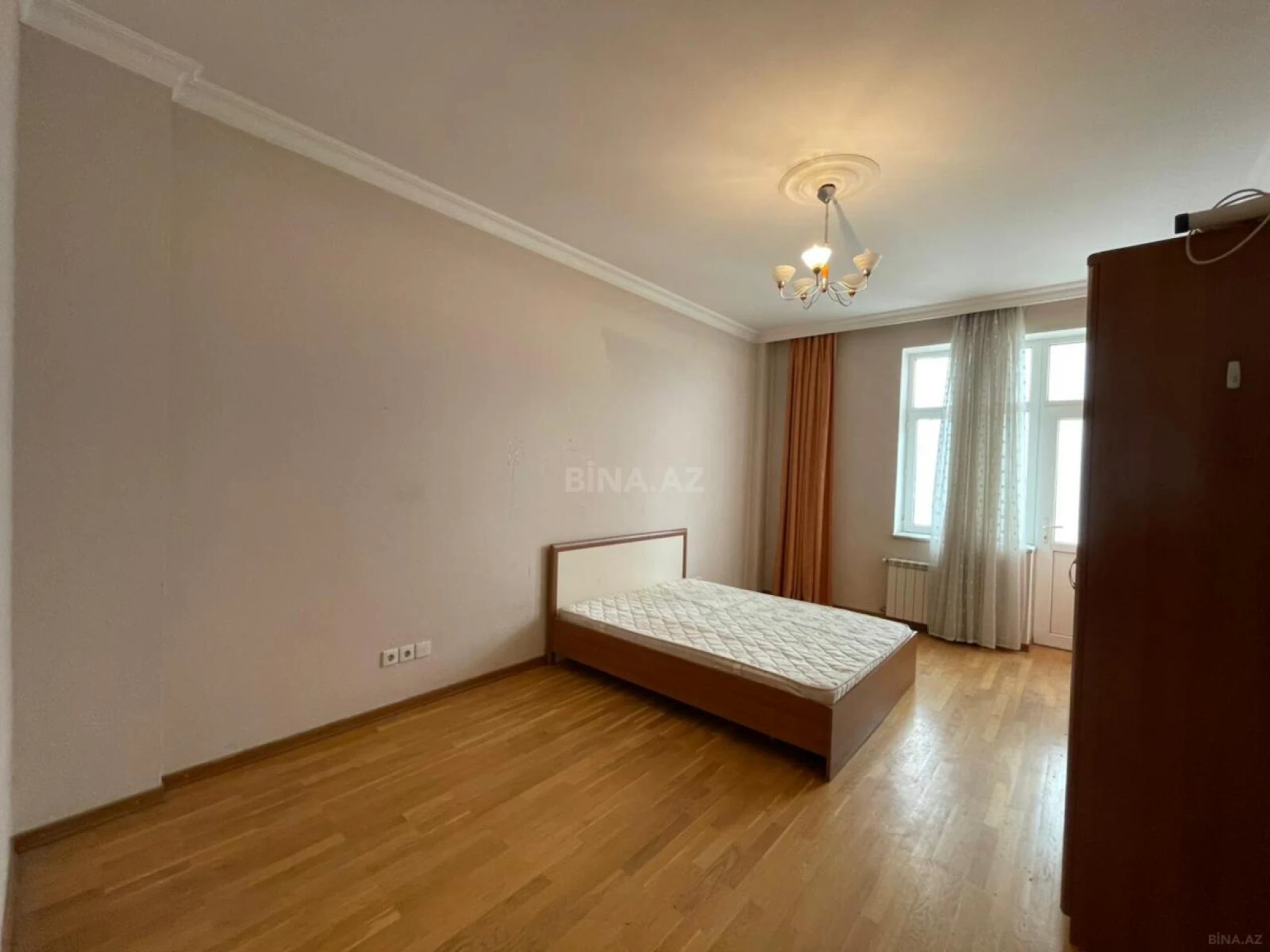 Satılır 4 otaqlı mənzil 180 m²