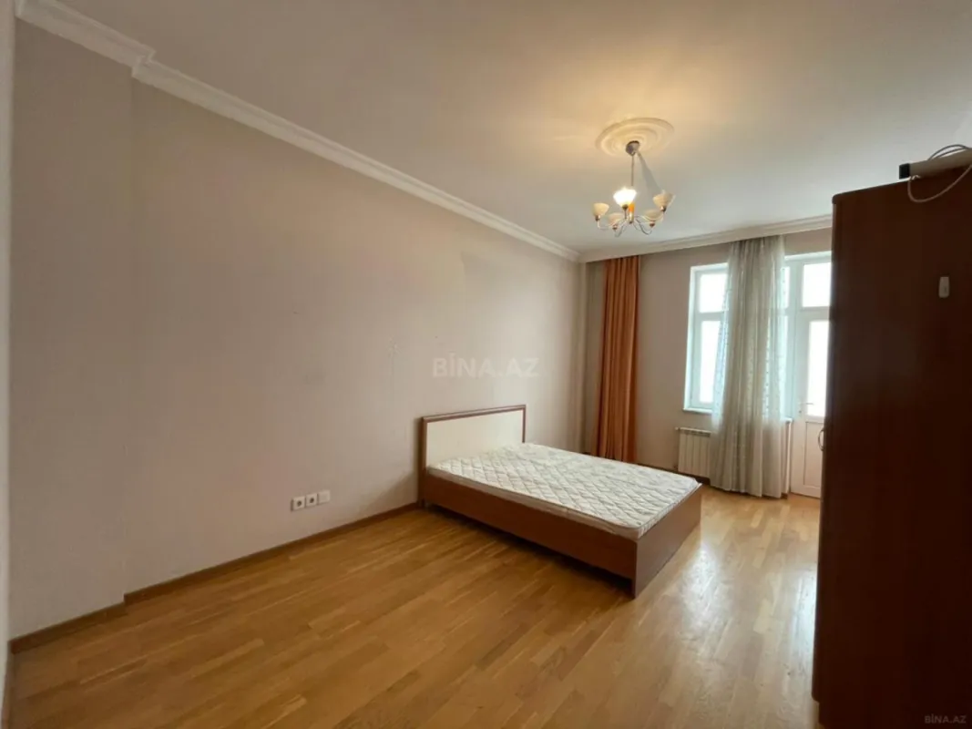 Satılır 4 otaqlı mənzil 180 m²