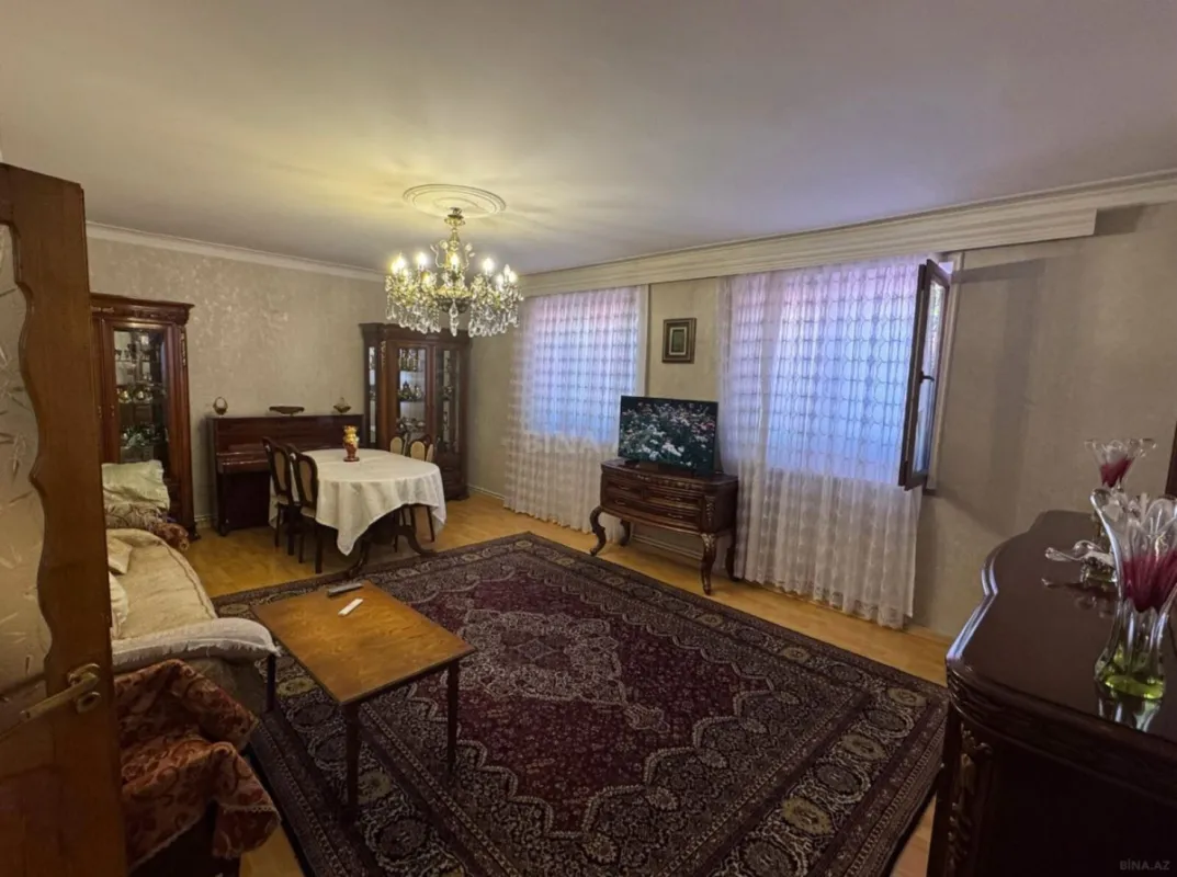 Satılır 5 otaqlı həyət evi 300 m²