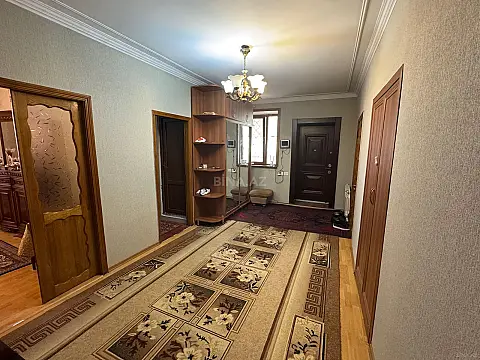 Satılır 5 otaqlı həyət evi 300 m²