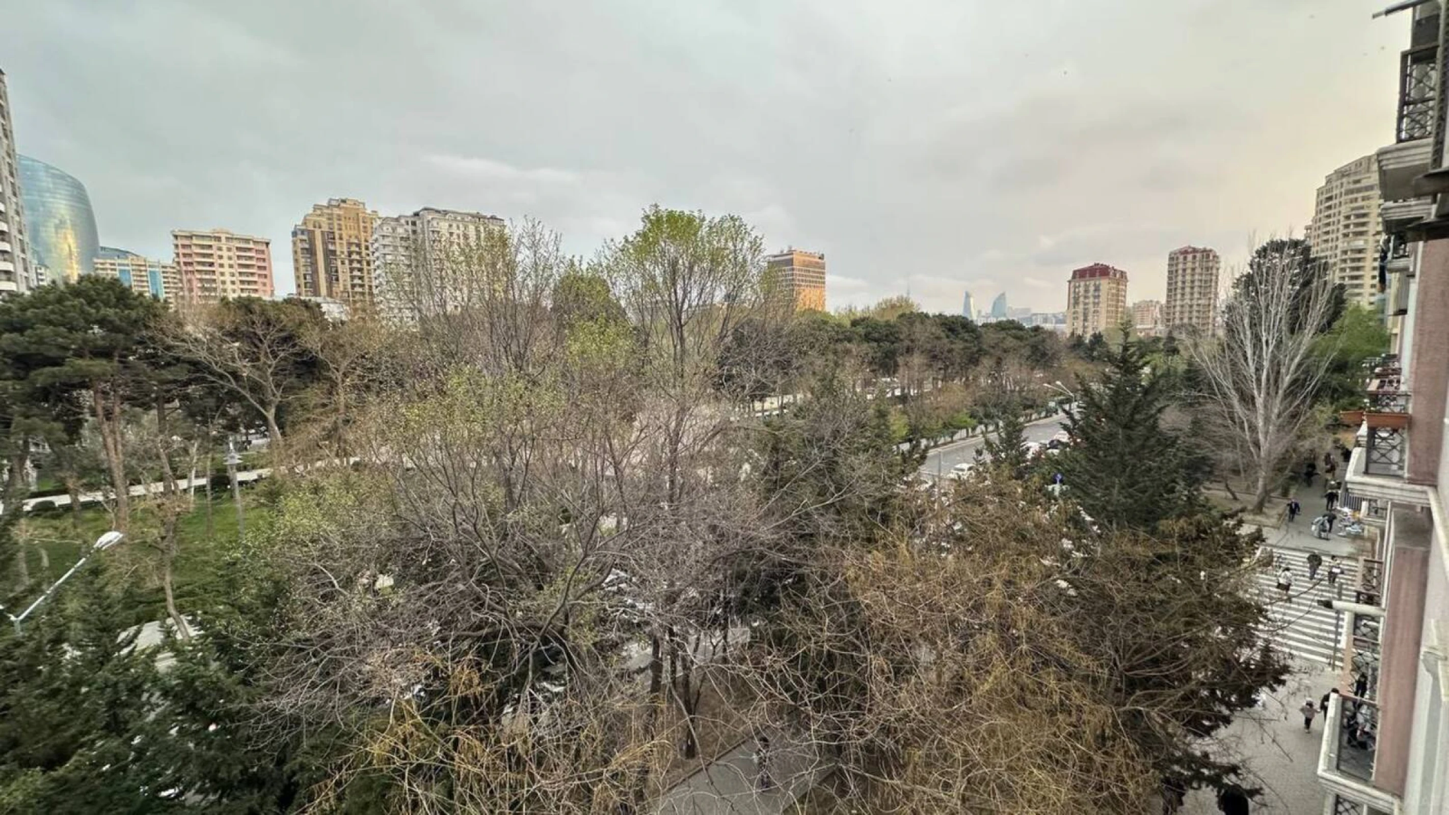 Satılır 4 otaqlı mənzil 100 m²