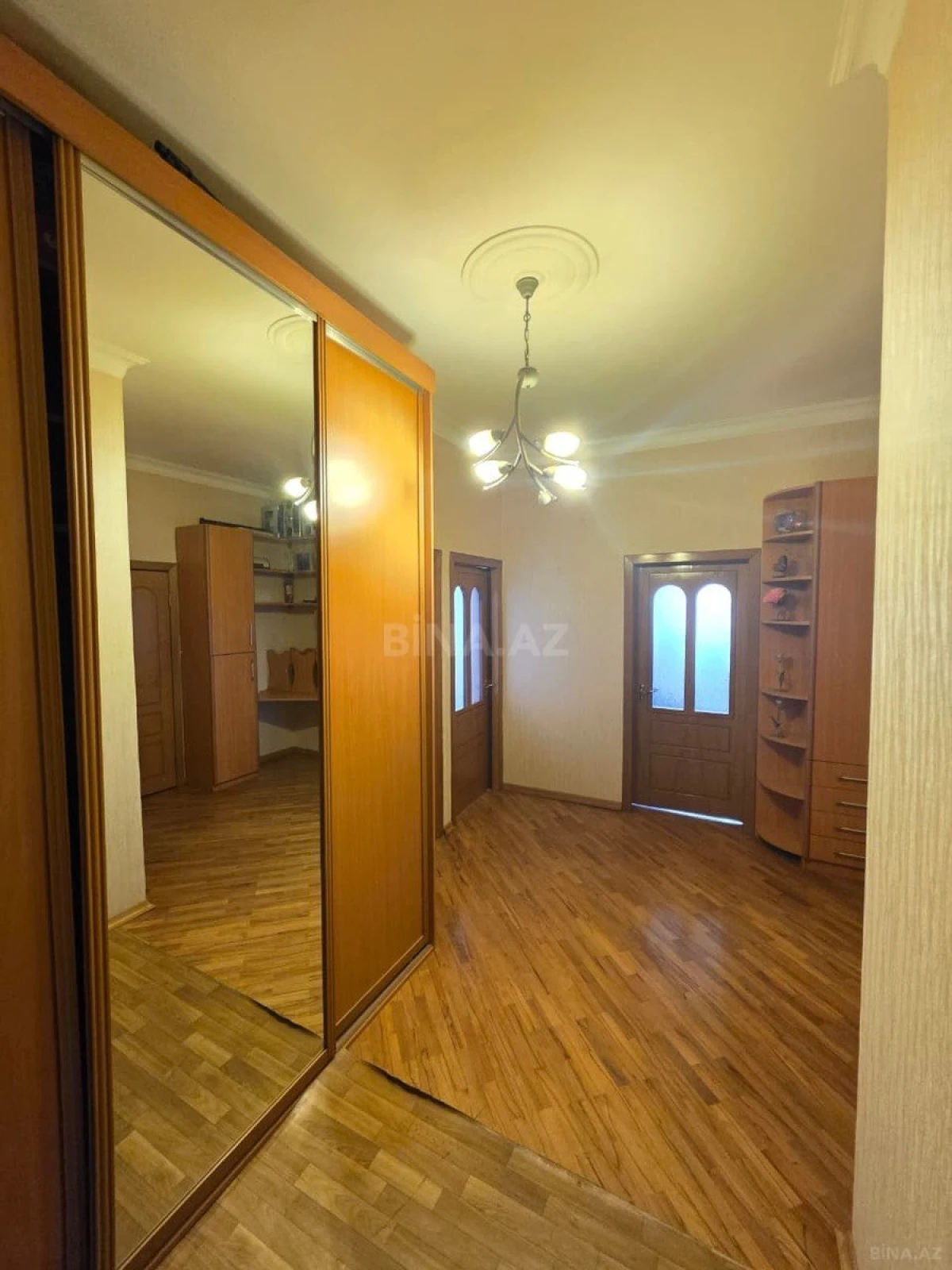 Kirayə verilir 2 otaqlı mənzil 113 m²
