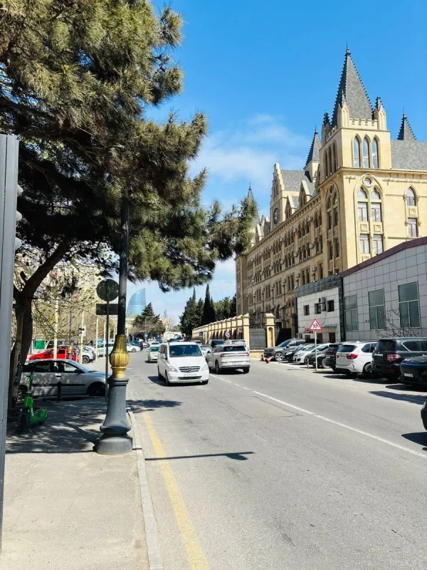 Satılır obyekt 253 m²