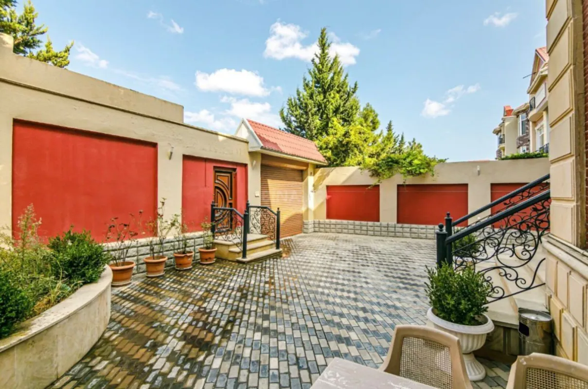 Kirayə verilir 9 otaqlı həyət evi 600 m²