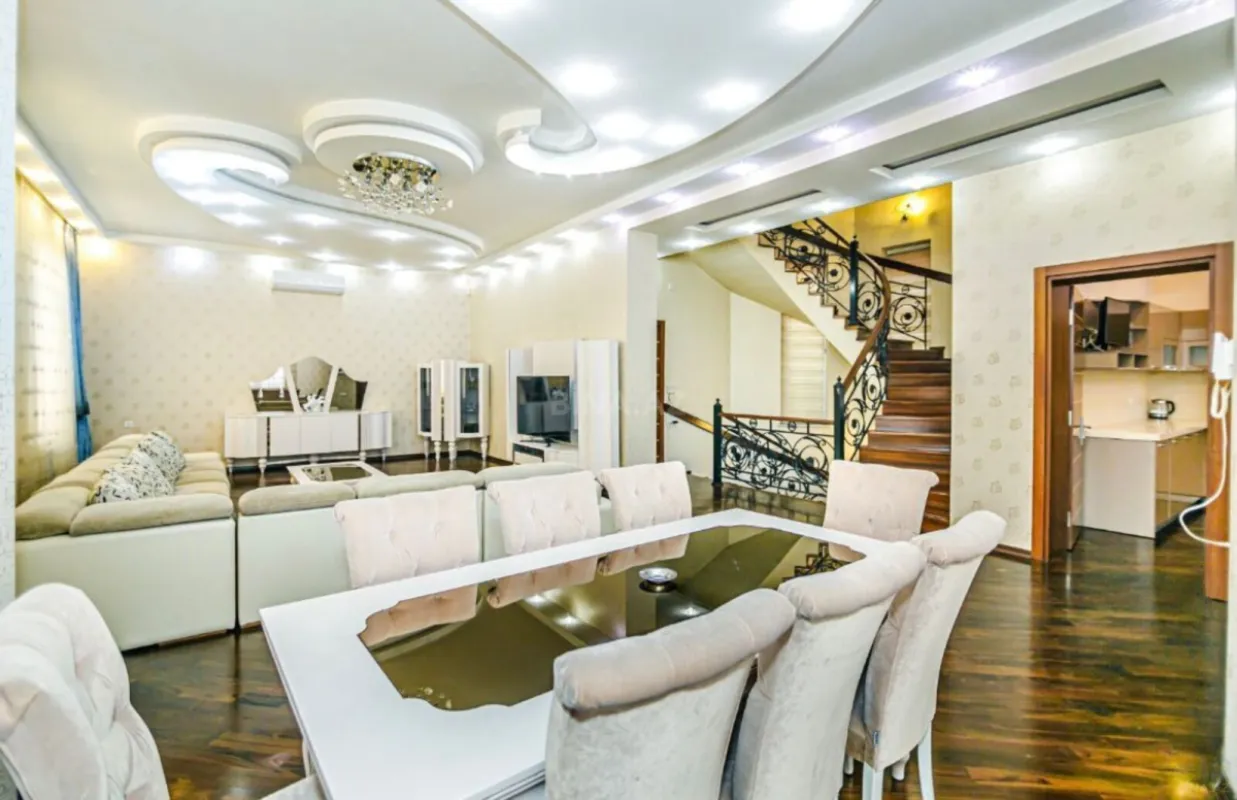 Kirayə verilir 9 otaqlı həyət evi 600 m²