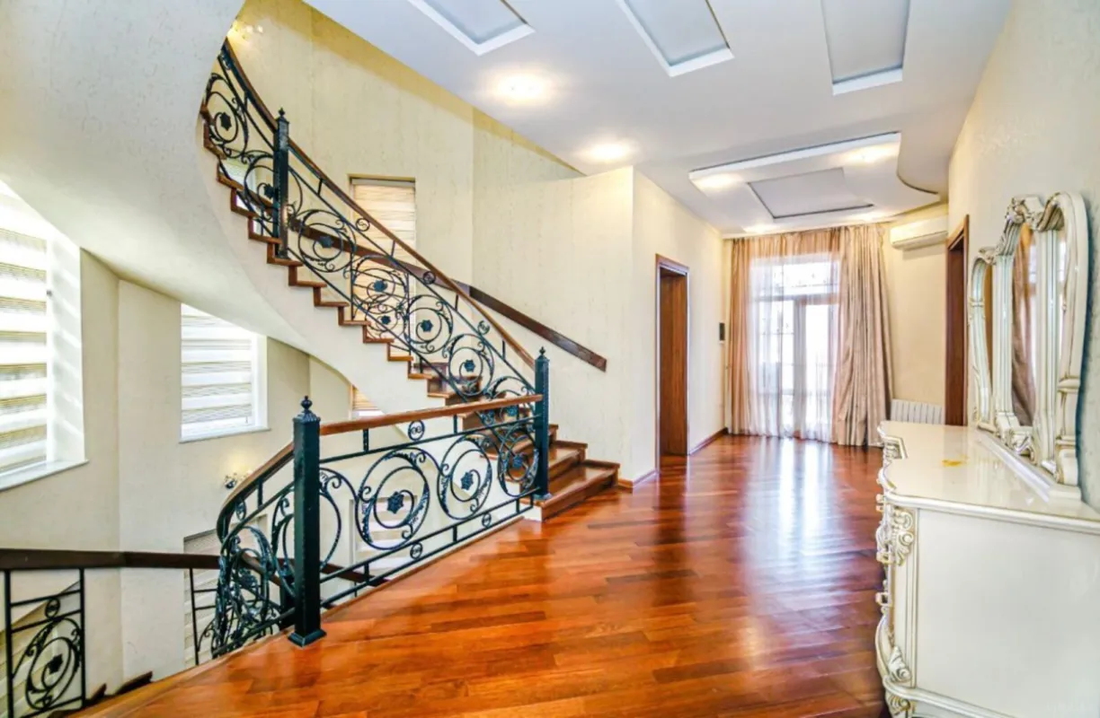 Kirayə verilir 9 otaqlı həyət evi 600 m²