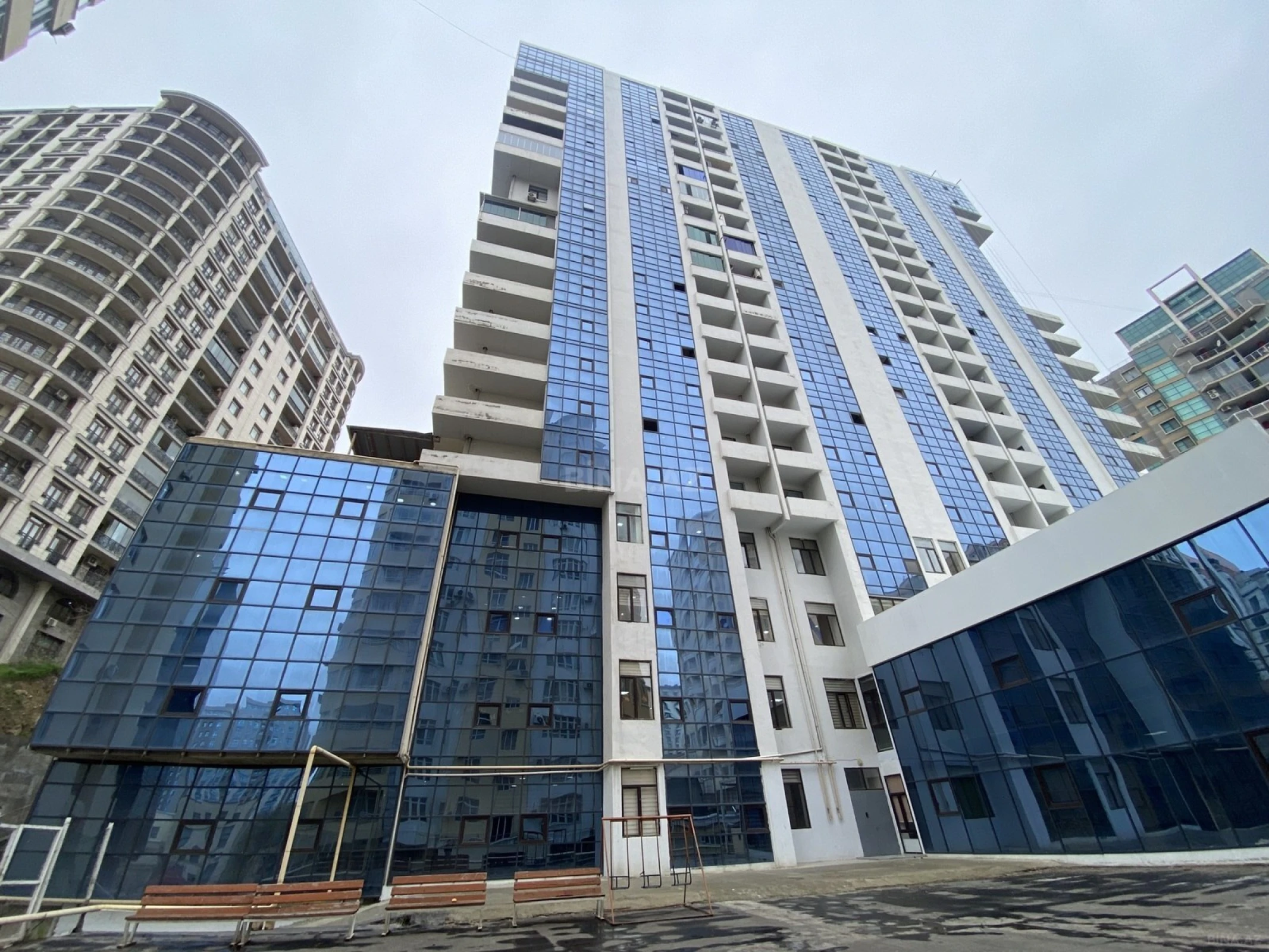 Satılır 3 otaqlı mənzil 175 m²