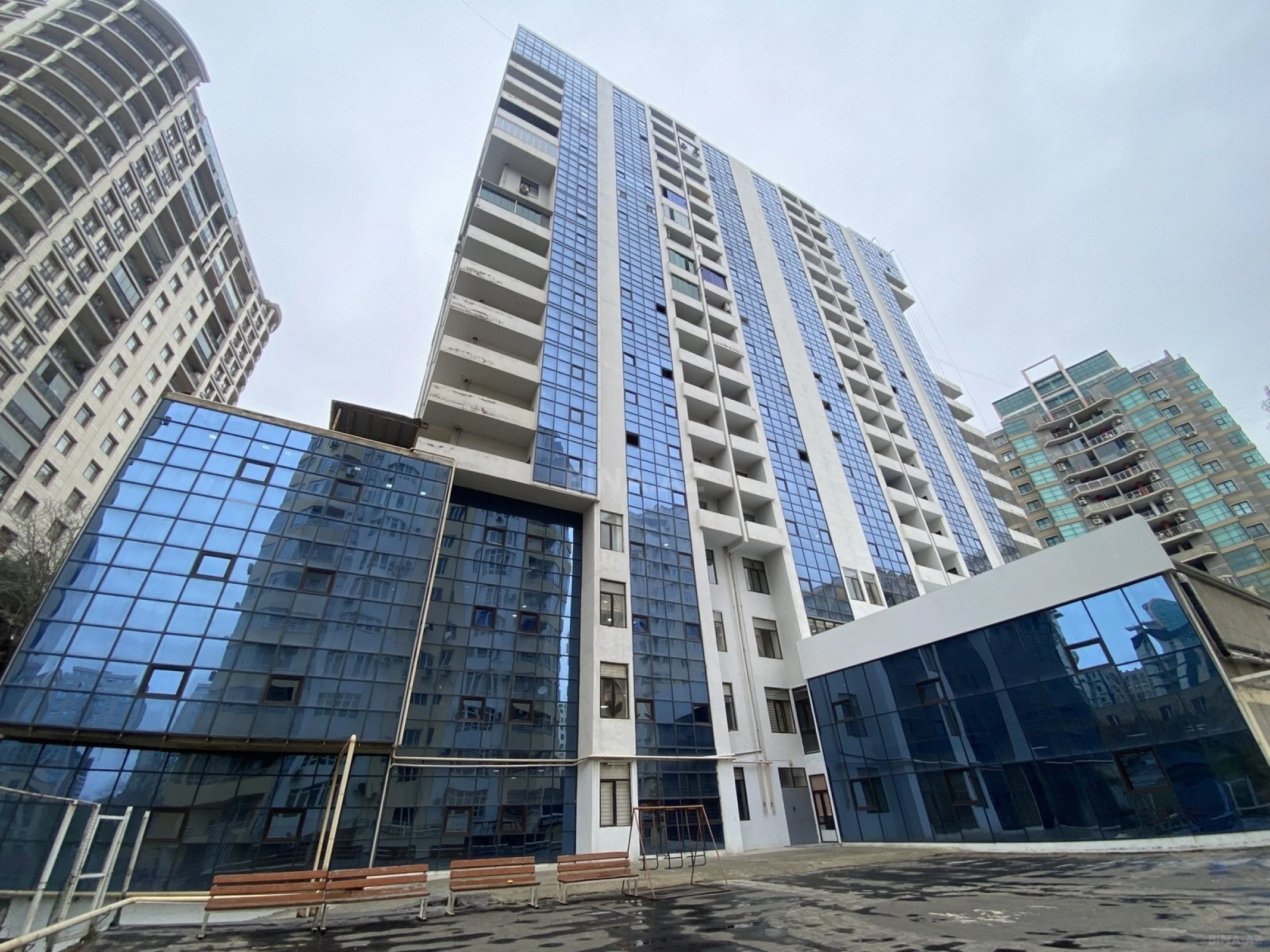 Satılır 3 otaqlı mənzil 175 m²