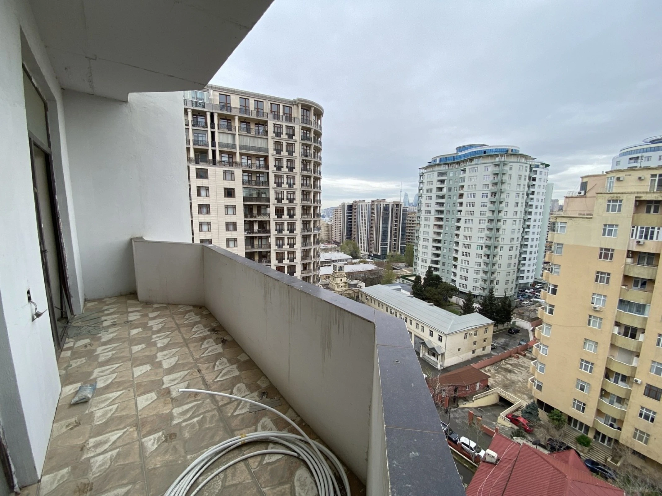 Satılır 3 otaqlı mənzil 175 m²