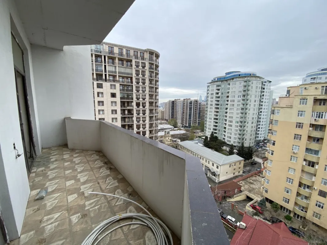 Satılır 3 otaqlı mənzil 175 m²