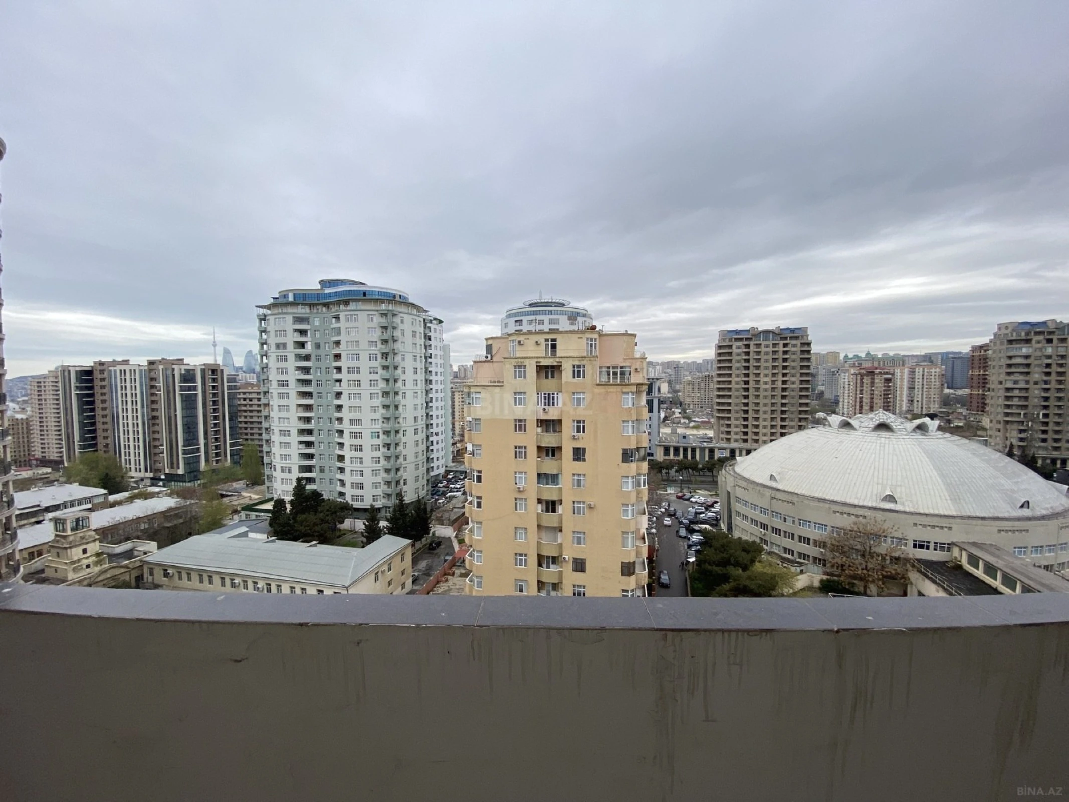Satılır 3 otaqlı mənzil 175 m²
