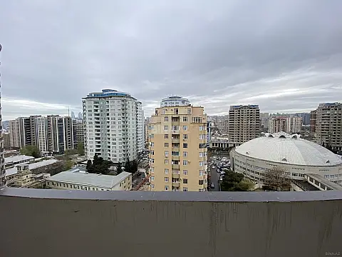 Satılır 3 otaqlı mənzil 175 m²