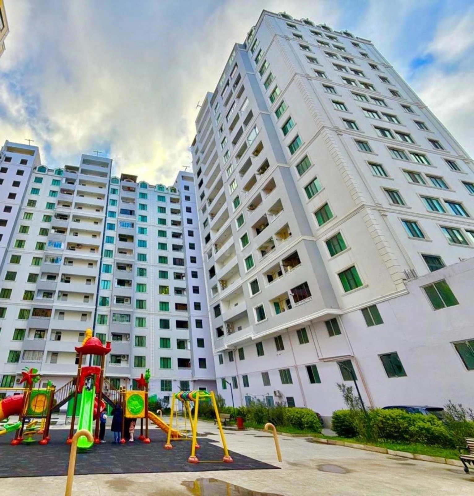 Satılır 4 otaqlı mənzil 135 m²