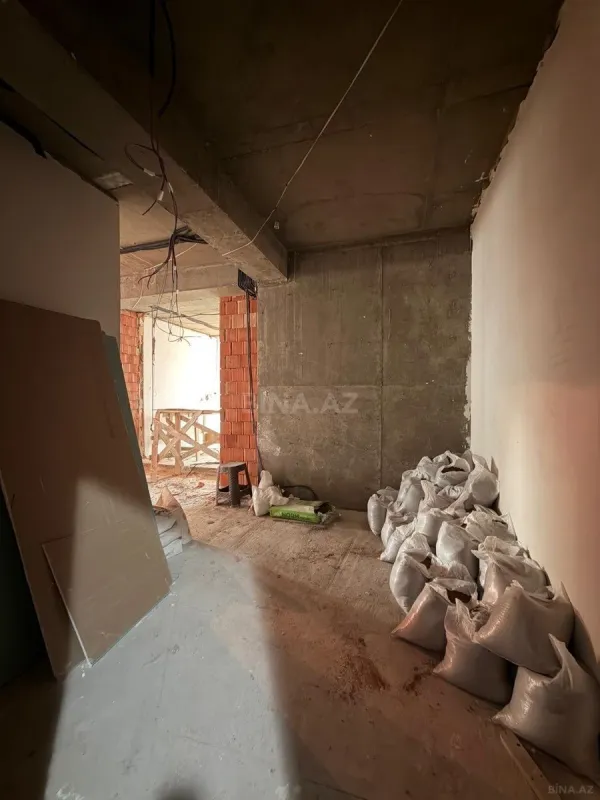 Satılır 4 otaqlı mənzil 135 m²