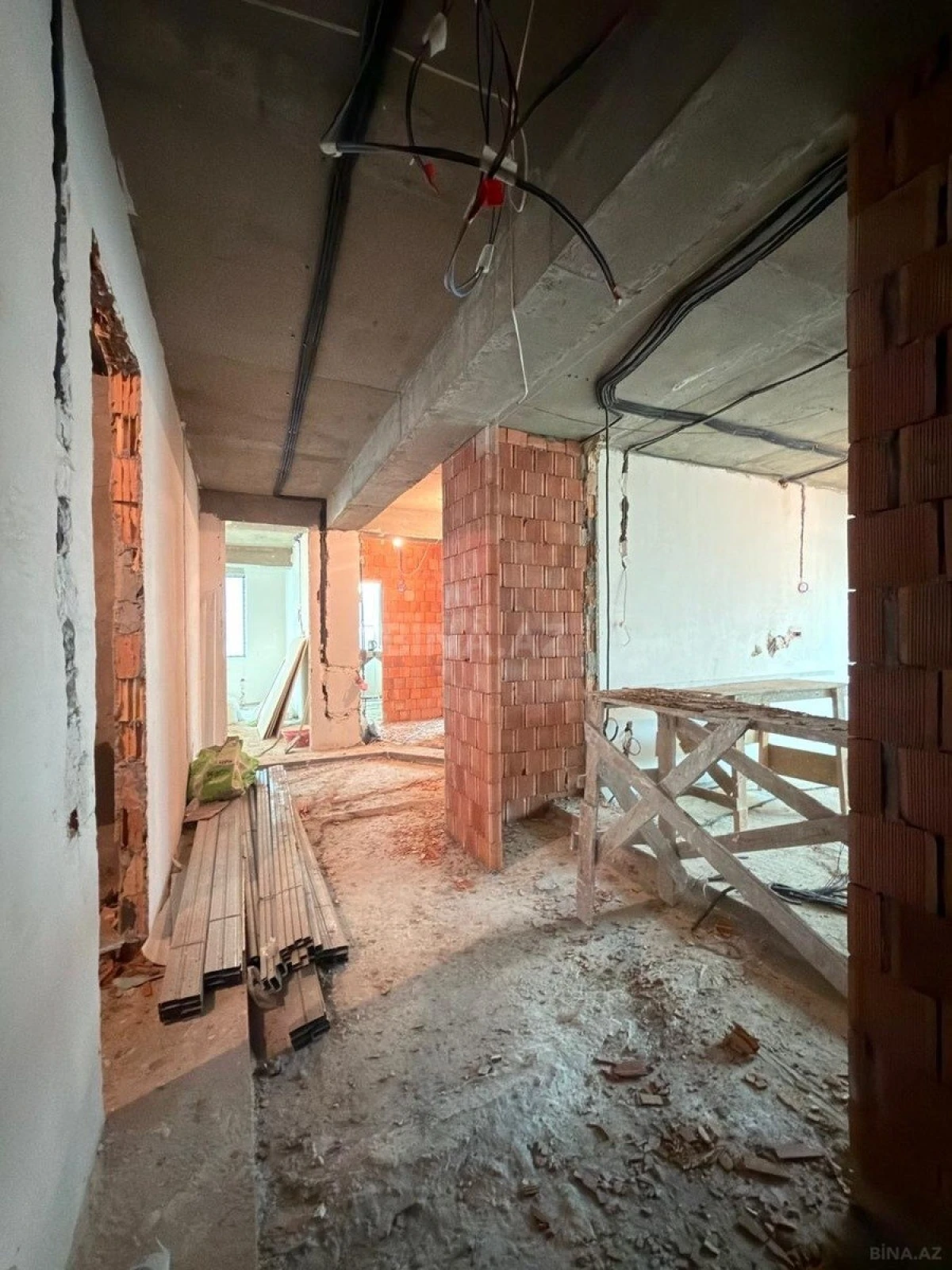 Satılır 4 otaqlı mənzil 135 m²