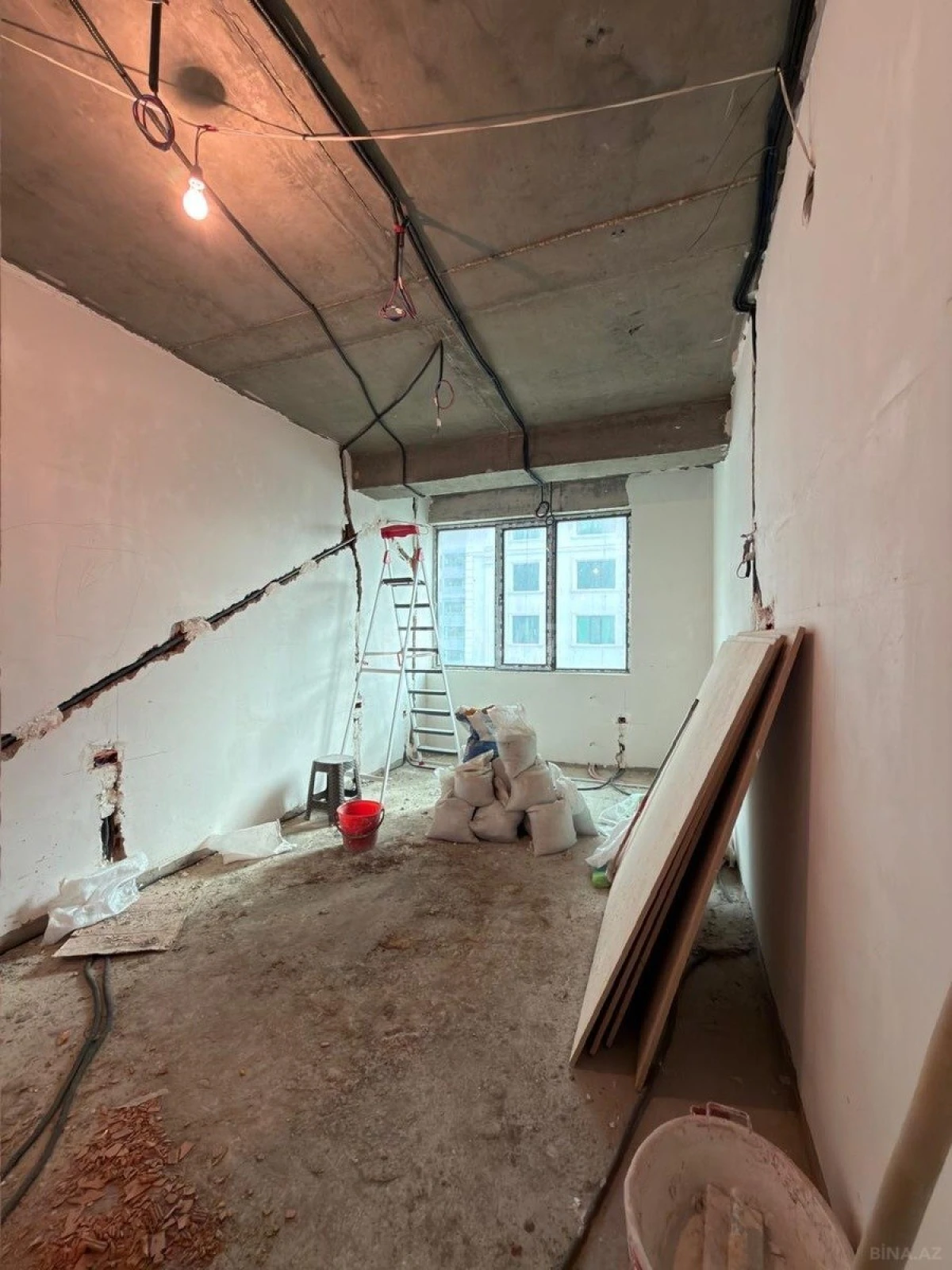 Satılır 4 otaqlı mənzil 135 m²