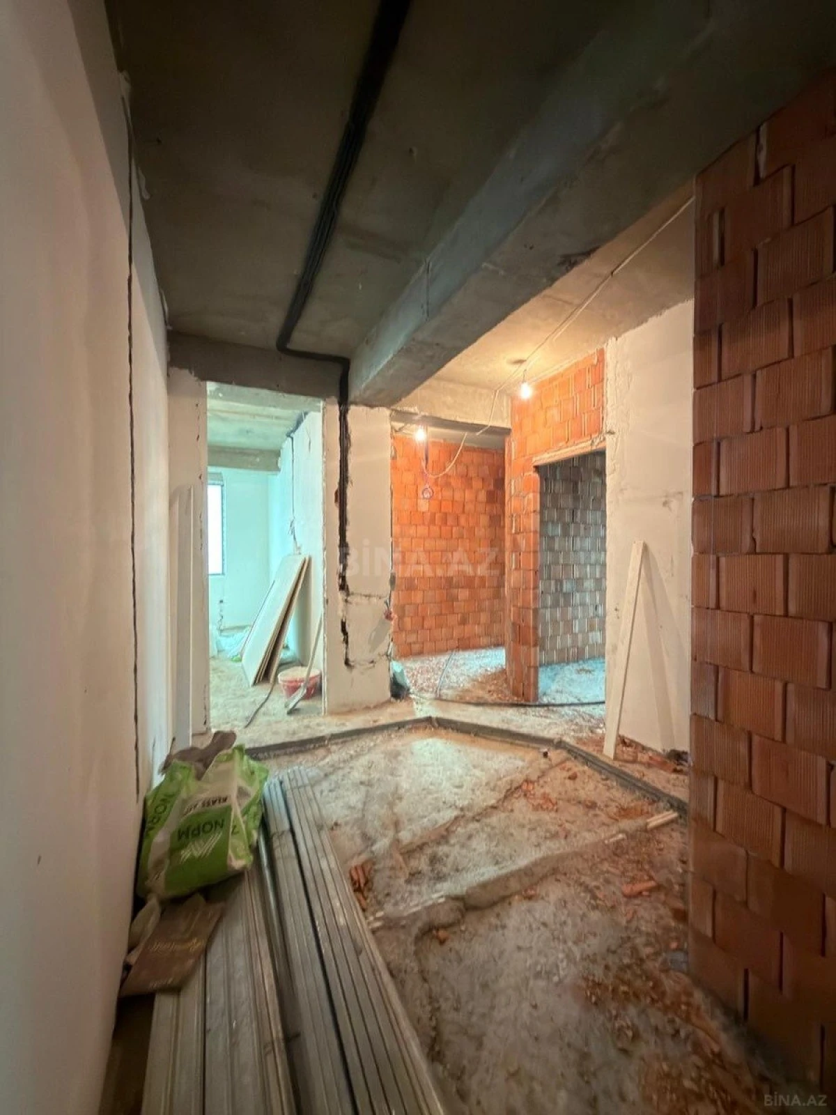 Satılır 4 otaqlı mənzil 135 m²