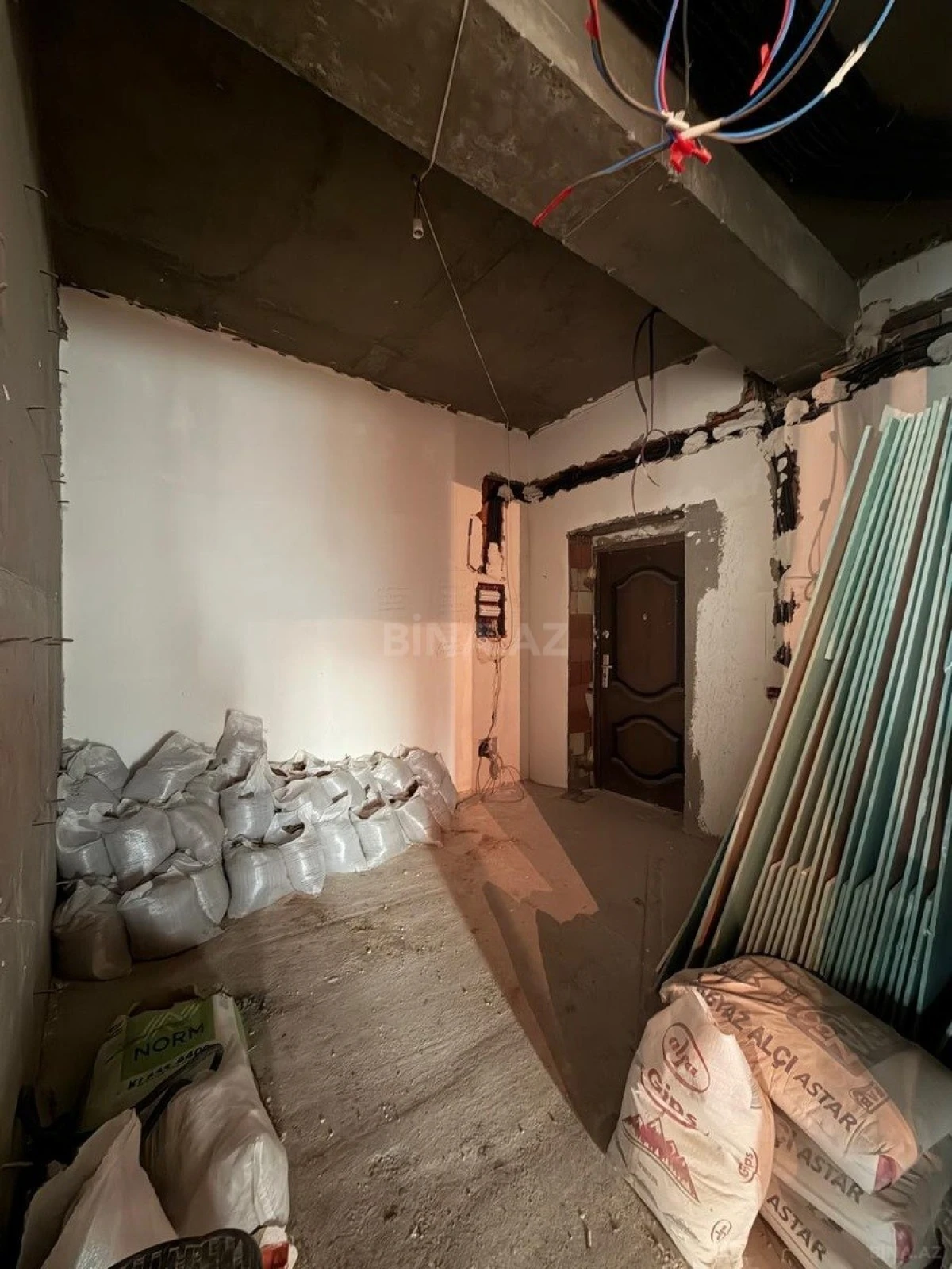 Satılır 4 otaqlı mənzil 135 m²