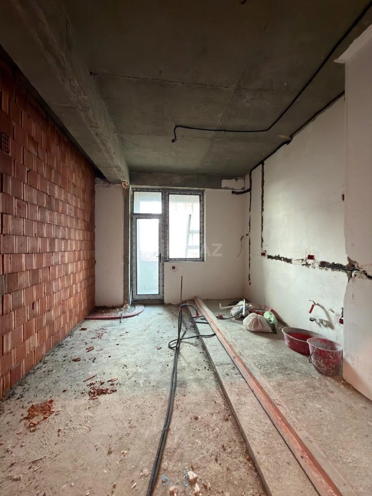Satılır 4 otaqlı mənzil 135 m²