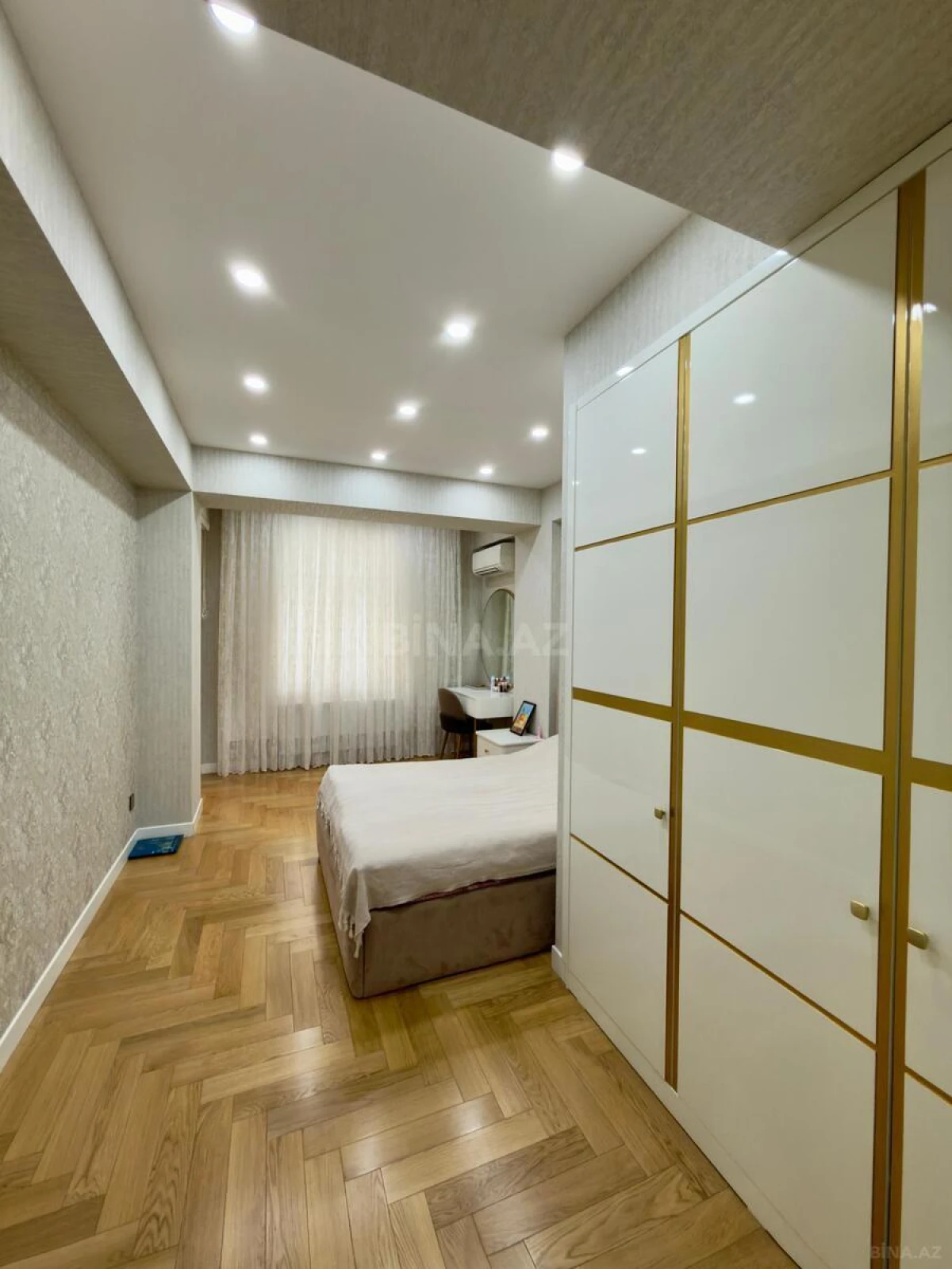 Satılır 5 otaqlı mənzil 201 m²