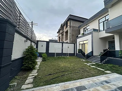 Satılır 5 otaqlı həyət evi 250 m²