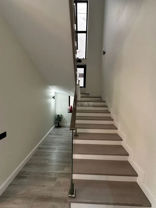 Satılır 5 otaqlı həyət evi 250 m²